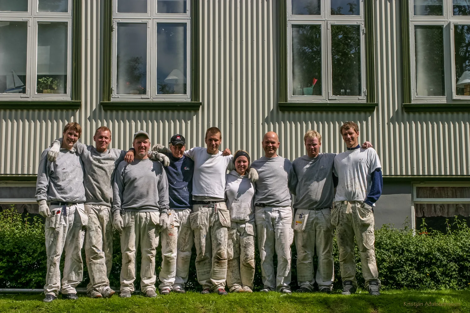 Starfsmenn Litagleði saman við hús á Laufásvegi